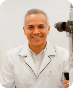 medico oftalmologo posando
